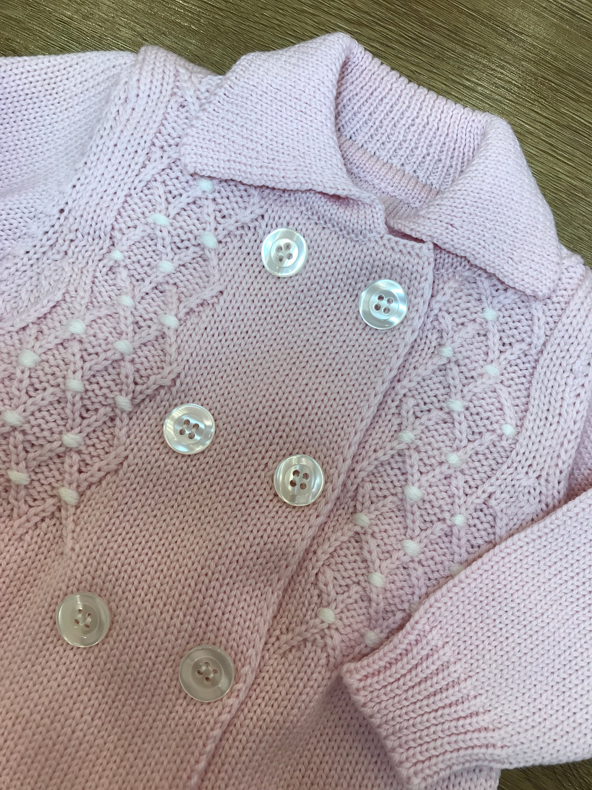 Cappotto Bebè di Almy in lana doppiopetto con lavorazione di punto smock sul davanti