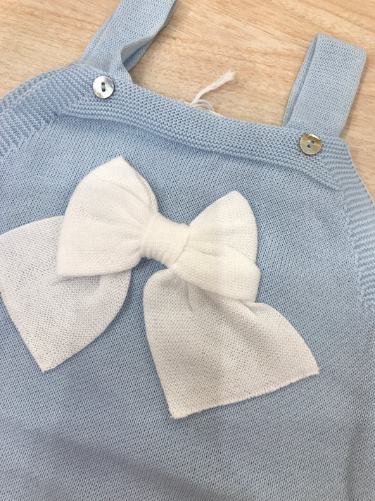 Salopette con bretelle con fiocco centrale bianco