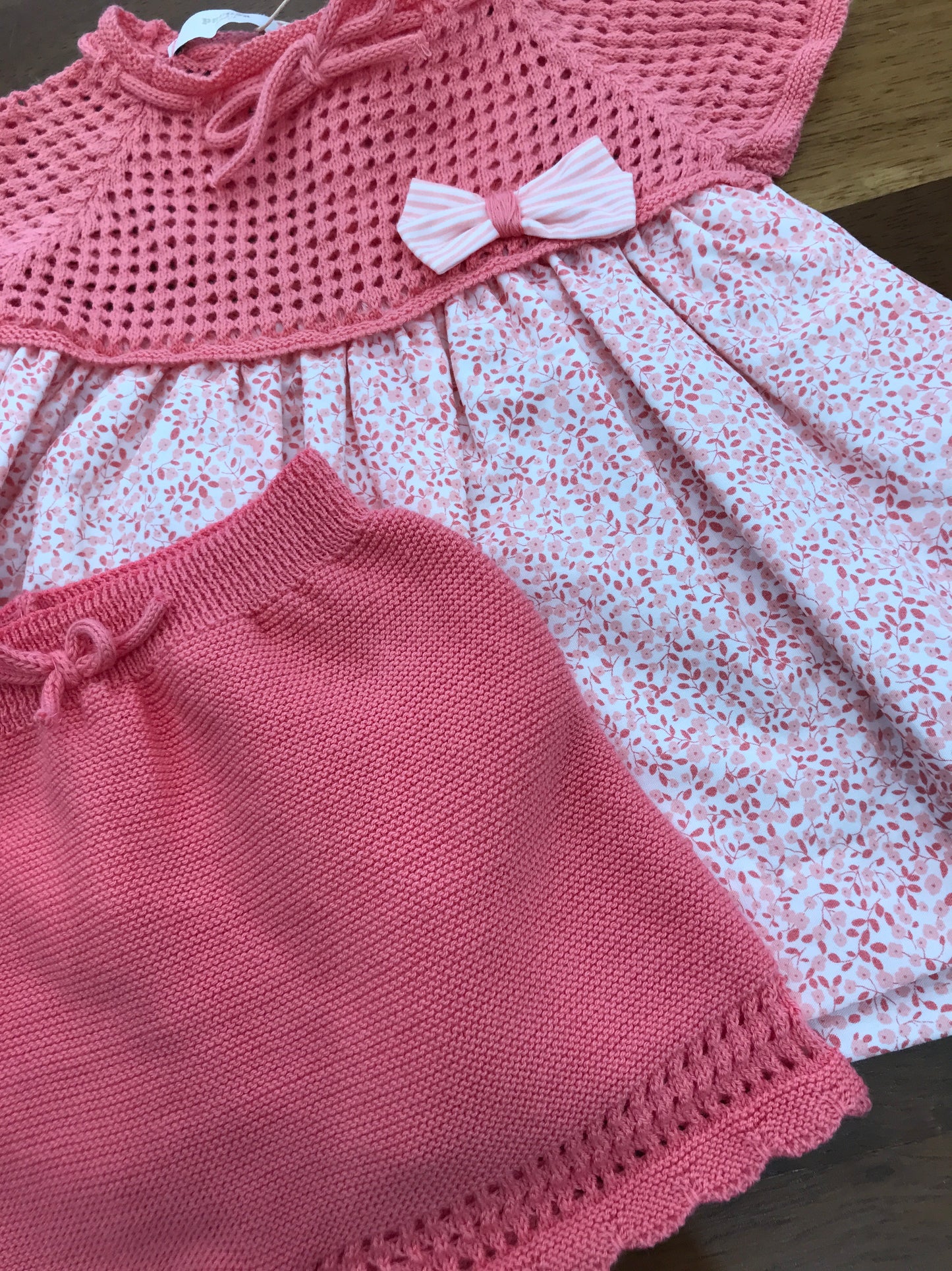 Completo PCS in filo due pezzi abitini con corpetto in filo traforato il sotto con fiorellini e abbinato pantalone corto tutto in tonalità corallo