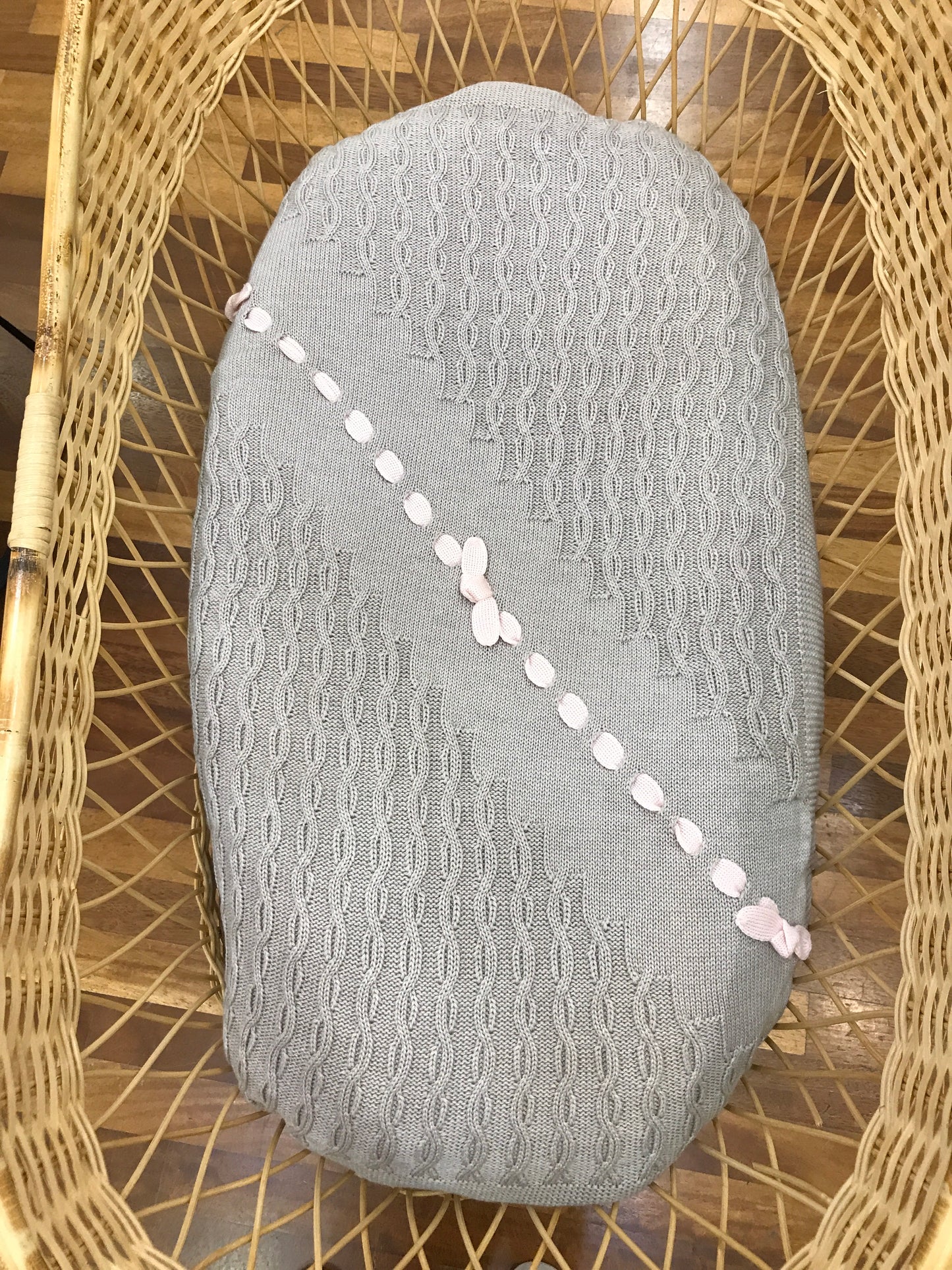 Coperta Le Dodò in lana tortora con lavorazione a maglia con passanastro rosa