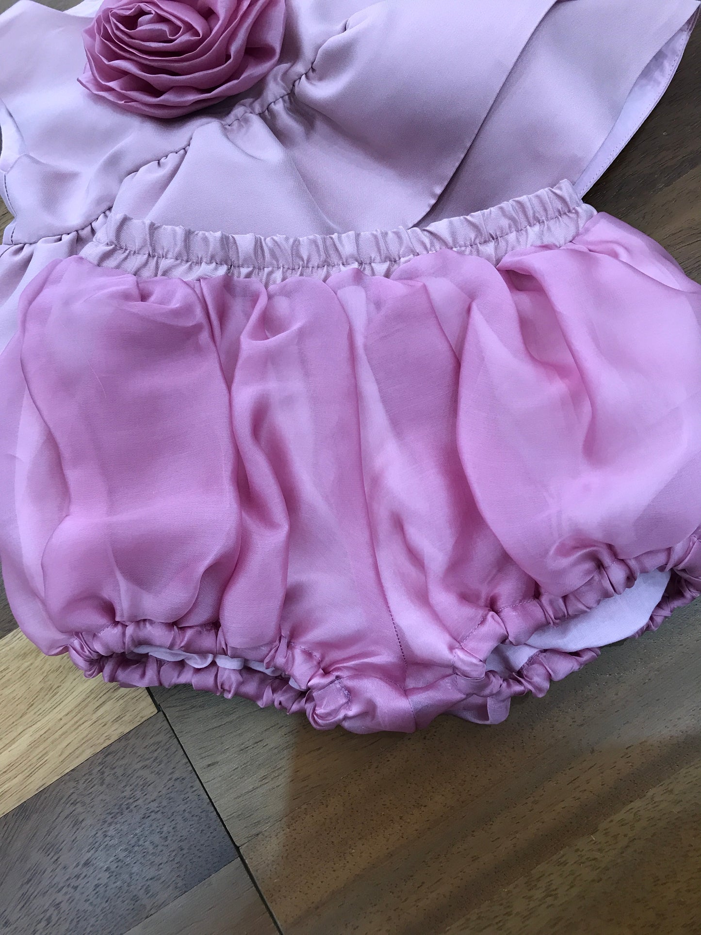 Completo a'lapage in seta e raso blusa con fiore centrale con culotte in seta
