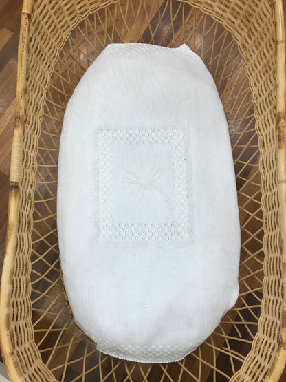 Coperta Colibrì in filo bianca con lavorazione a maglia al bordo e riquadro centrale rifinito con valancienne