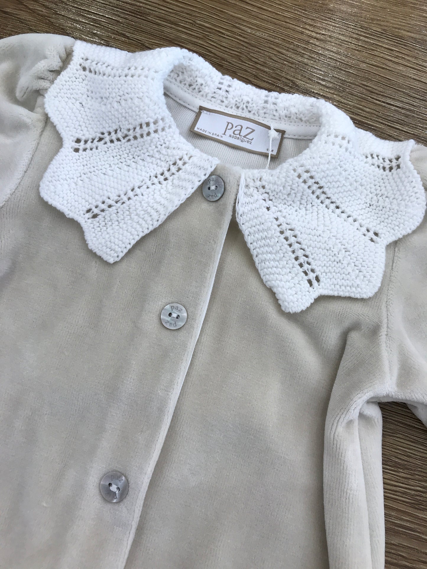 Tutina Paz Rodriguez in ciniglia intera beige con colletto in filo panna lavorato traforato