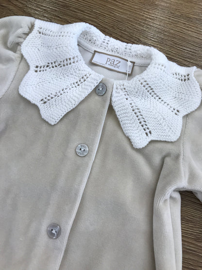 Tutina Paz Rodriguez in ciniglia intera beige con colletto in filo panna lavorato traforato