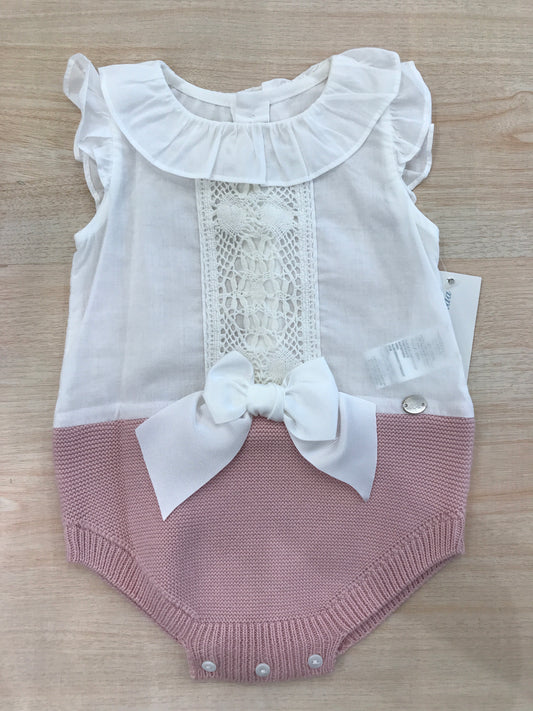 Pagliaccetto Martin Aranda in cotone bianco con rusche e ricamo ed il sotto in filo rosa antico