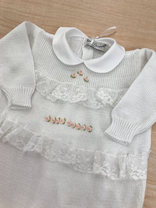 Tutina Piccola Giuggiola in filo manica lunga gamba lunga con roselline ricamate in rosa e applicazione di pizzo con babbucce abbinate