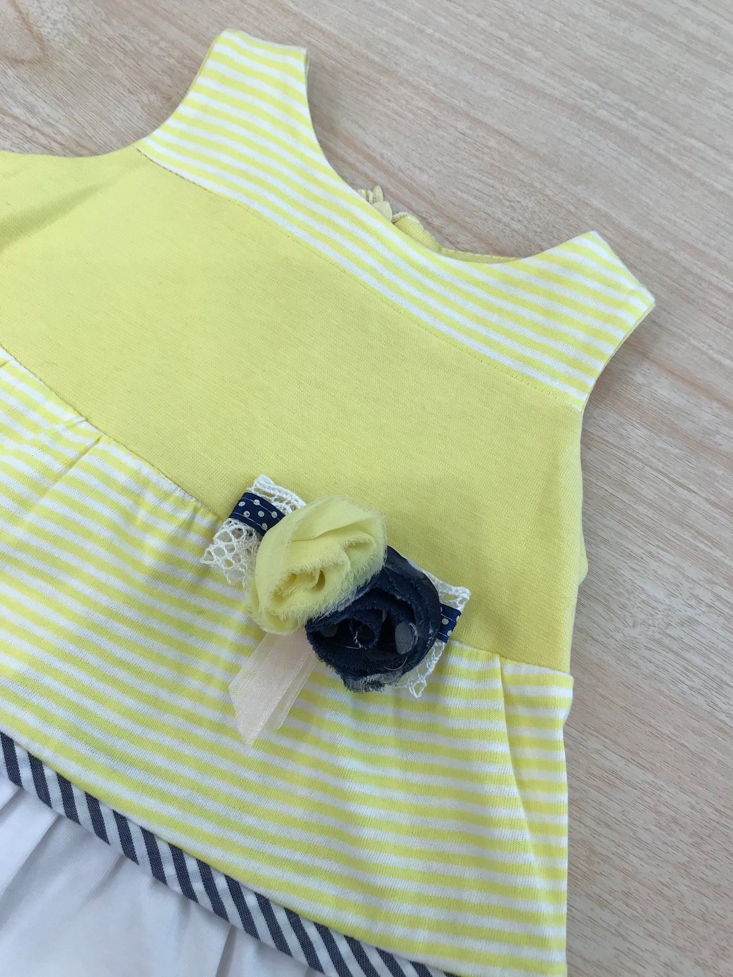 Abito Diva in cotone smanicato giallo con rusche in bianco giallo chiaro con fiori