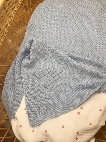 Coperta Paz Rodriguez in filo celeste con lavorazione in maglia