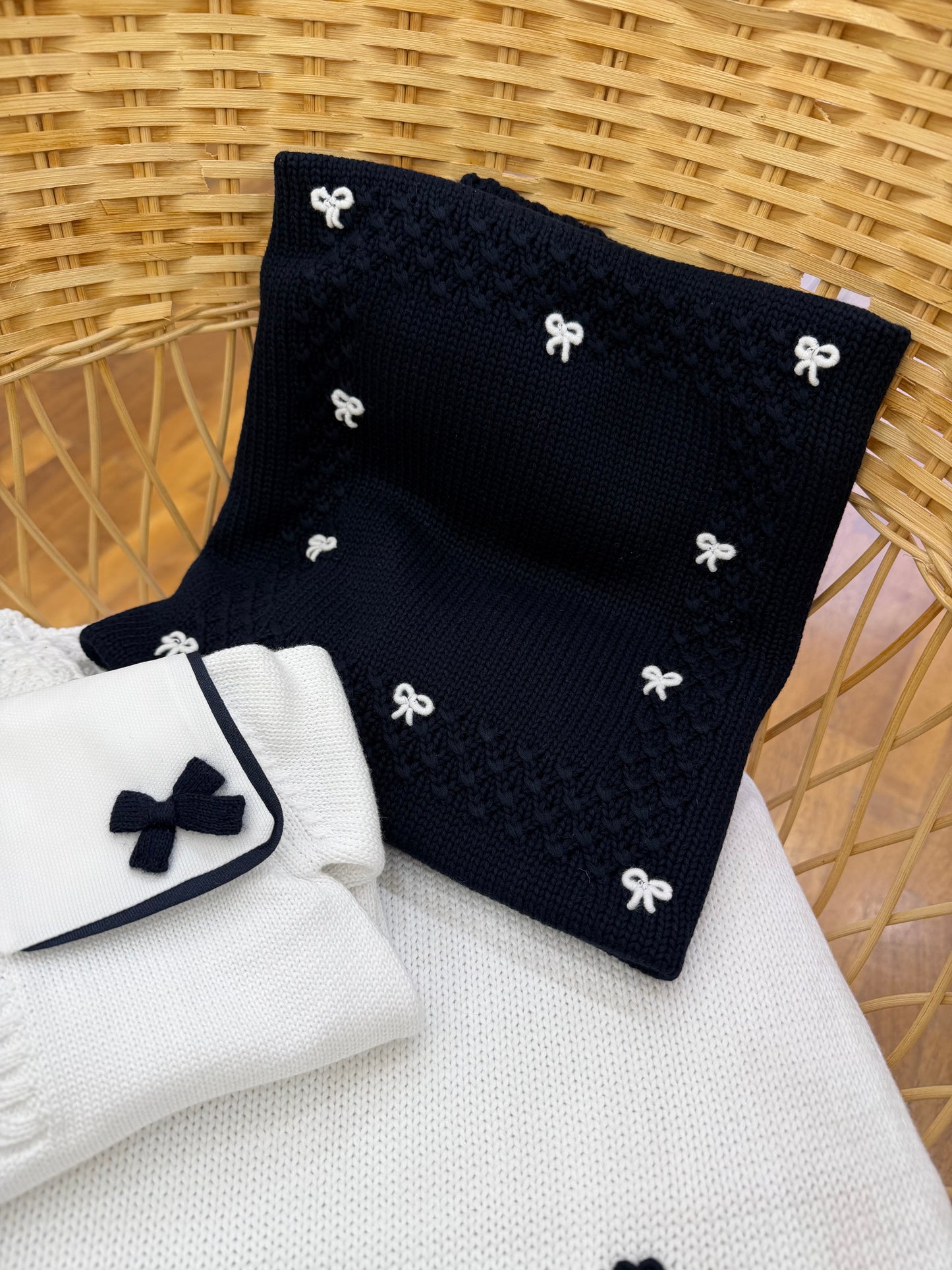 Coordinato nascita Colibrì bianco e blu con nodi d'amore ricamati a mano tutina intera stile marinaretto