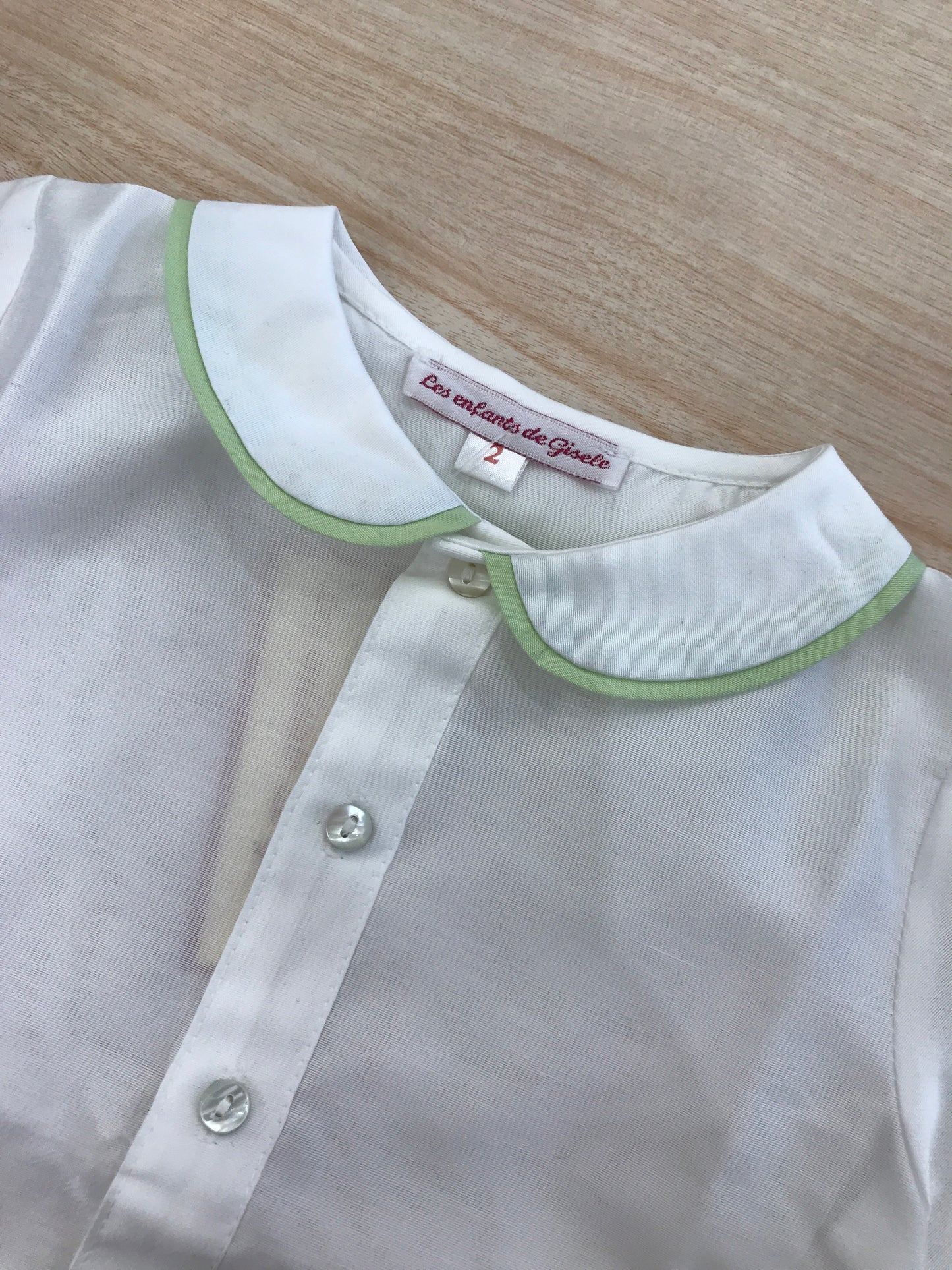 Camicia Les Enfants de Gisele mezza manica bianca con colletto tondo rifinito in verde mela