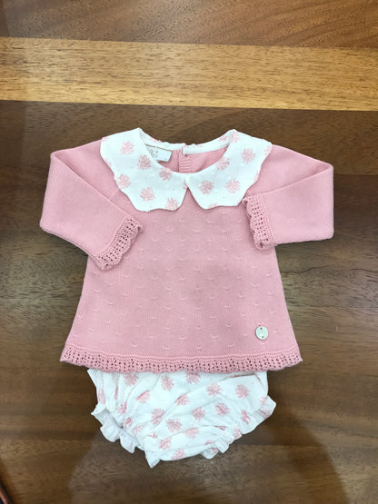 Completo Paz Rodriguez in filo rosa manica lunga collo smerlato bianco con fiori rosa con culotte abbinata bianca di cotone con fiori rosa