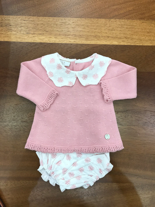 Completo Paz Rodriguez in filo rosa manica lunga collo smerlato bianco con fiori rosa con culotte abbinata bianca di cotone con fiori rosa