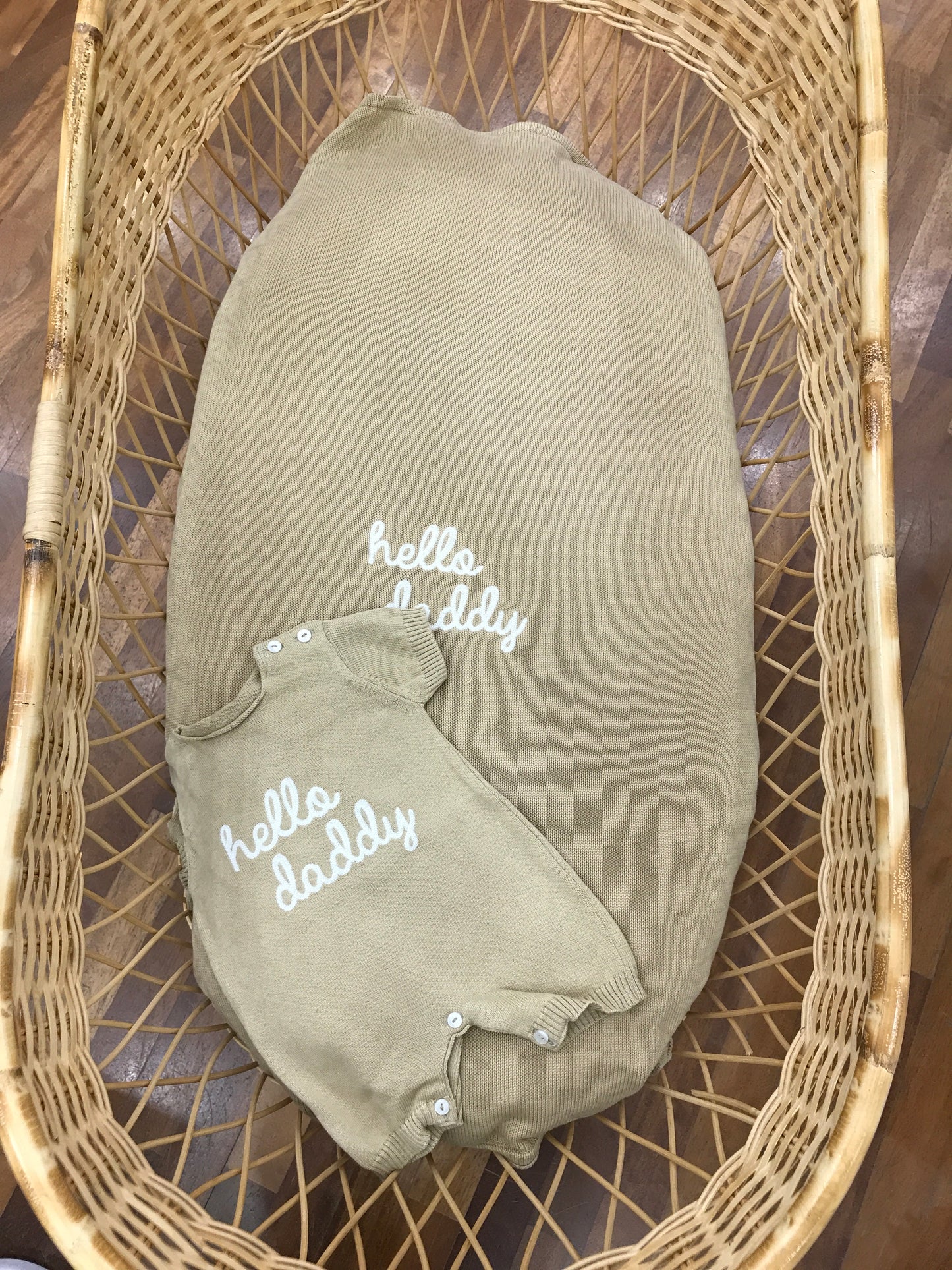 Coordinato nascita Nanan in filo beige coperta con mappina pagliaccetto abbinati con scritta "hello daddy"