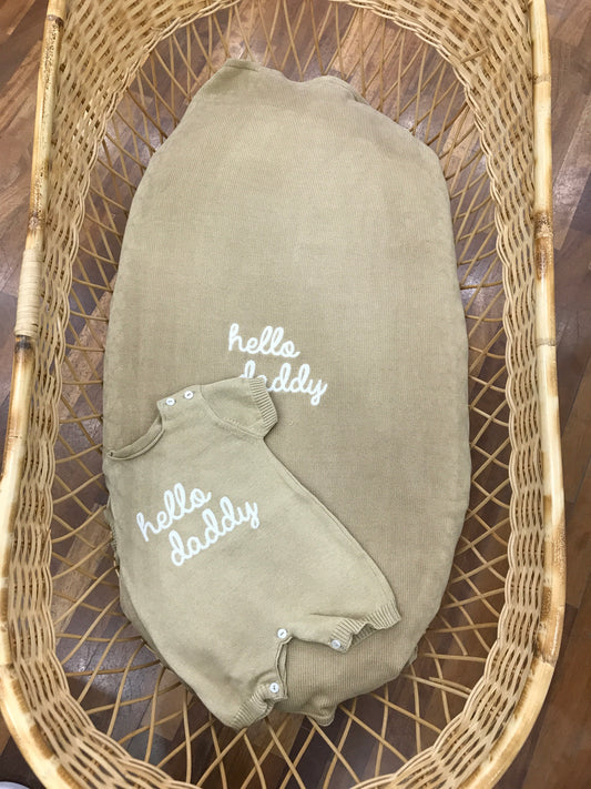Coordinato nascita Nanan in filo beige coperta con mappina pagliaccetto abbinati con scritta "hello daddy"