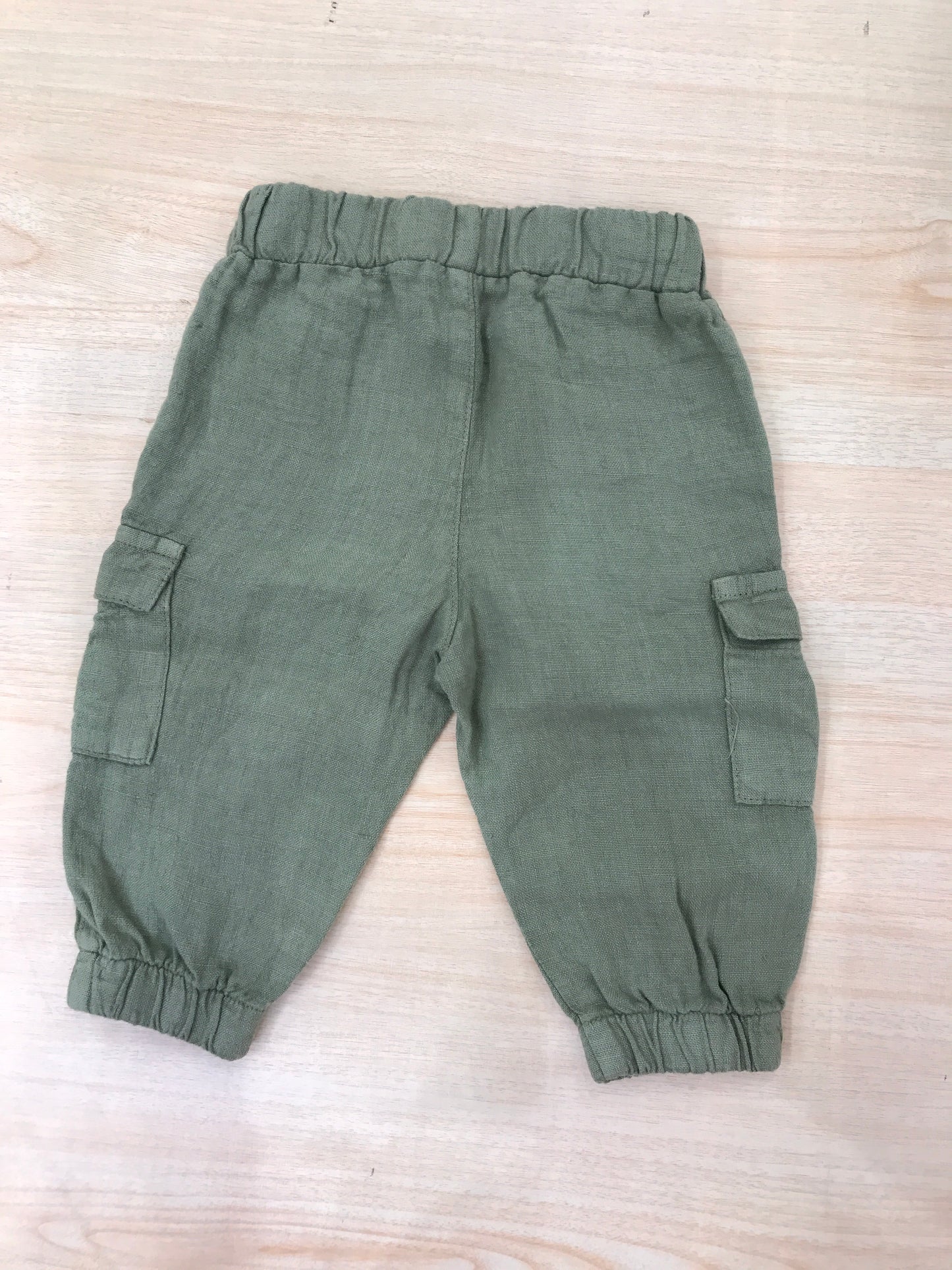 Pantalone cargo in lino con finto bottone ed elastico con tasconi laterali