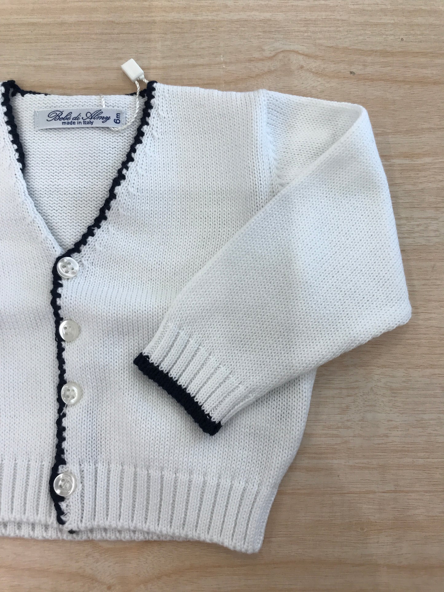 Cardigan Bebè di Almy in filo bianco con rifiniture blu scuro