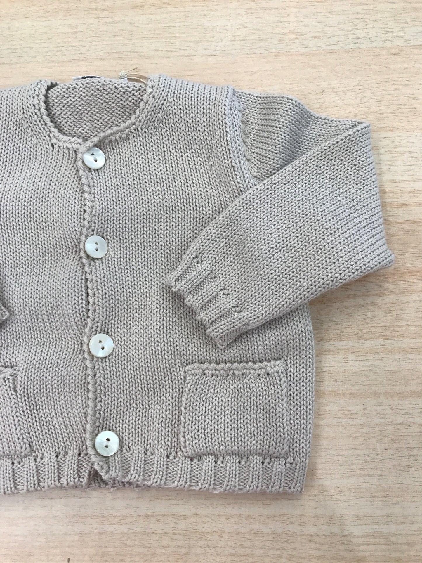 Cardigan Colibrì in filo di cotone tortora manica lunga con tasche sul davanti e bottoni