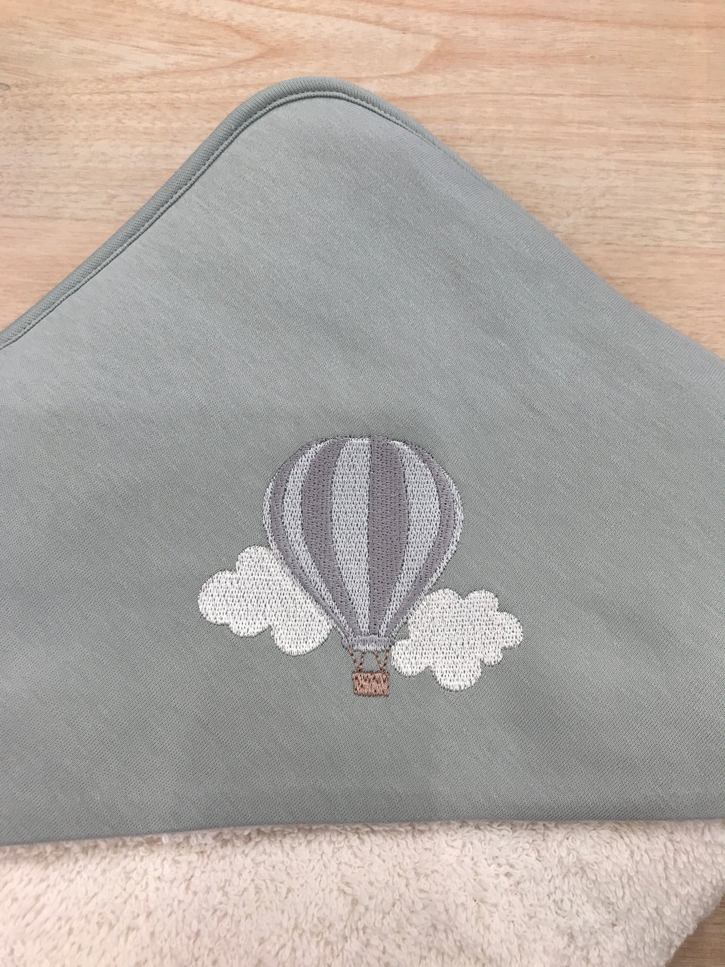 Accappatoio Baby Gi in spugna con triangolo verde menta con mongolfiera