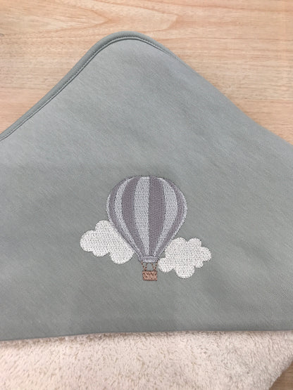 Accappatoio Baby Gi in spugna con triangolo verde menta con mongolfiera