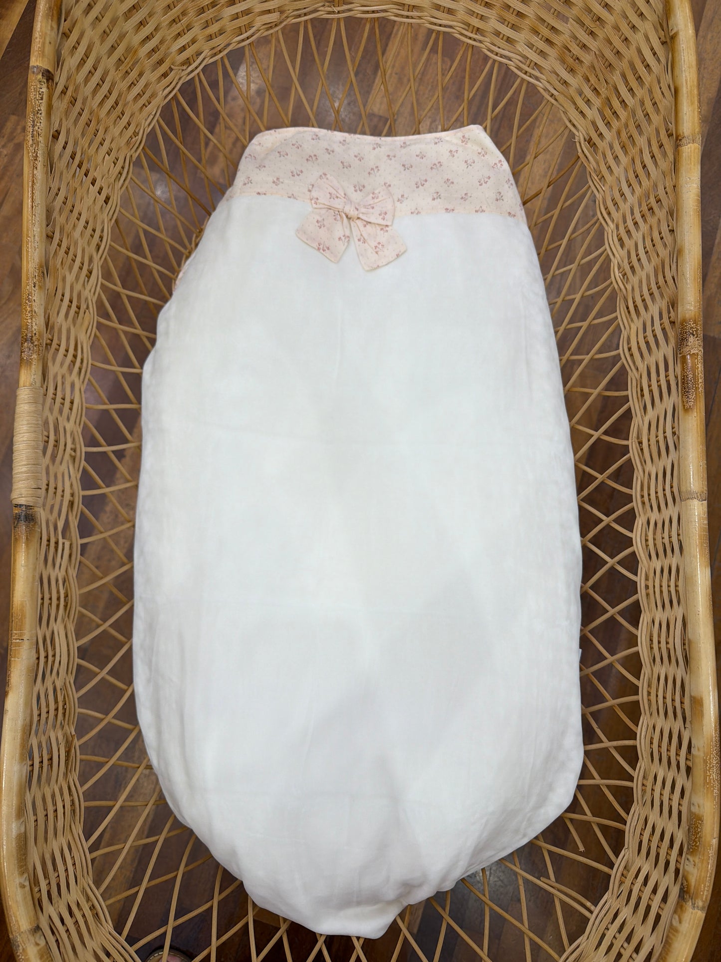 Coperta Baby Gi in ciniglia panna con fascia floreale e fiocchetto
