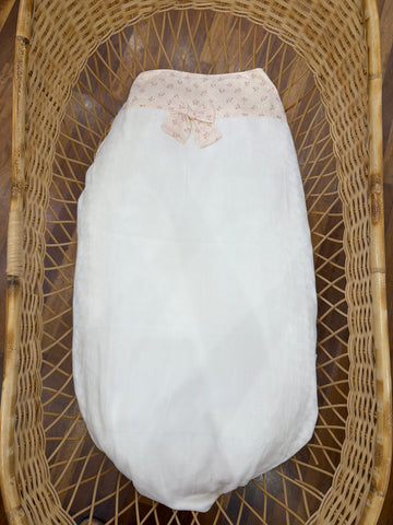 Coperta Baby Gi in ciniglia panna con fascia floreale e fiocchetto