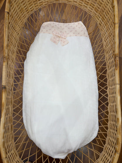Coperta Baby Gi in ciniglia panna con fascia floreale e fiocchetto