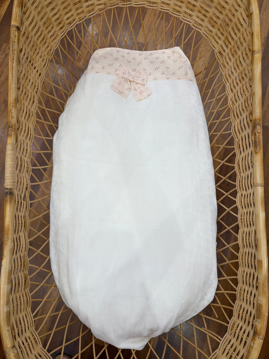 Coperta Baby Gi in ciniglia panna con fascia floreale e fiocchetto