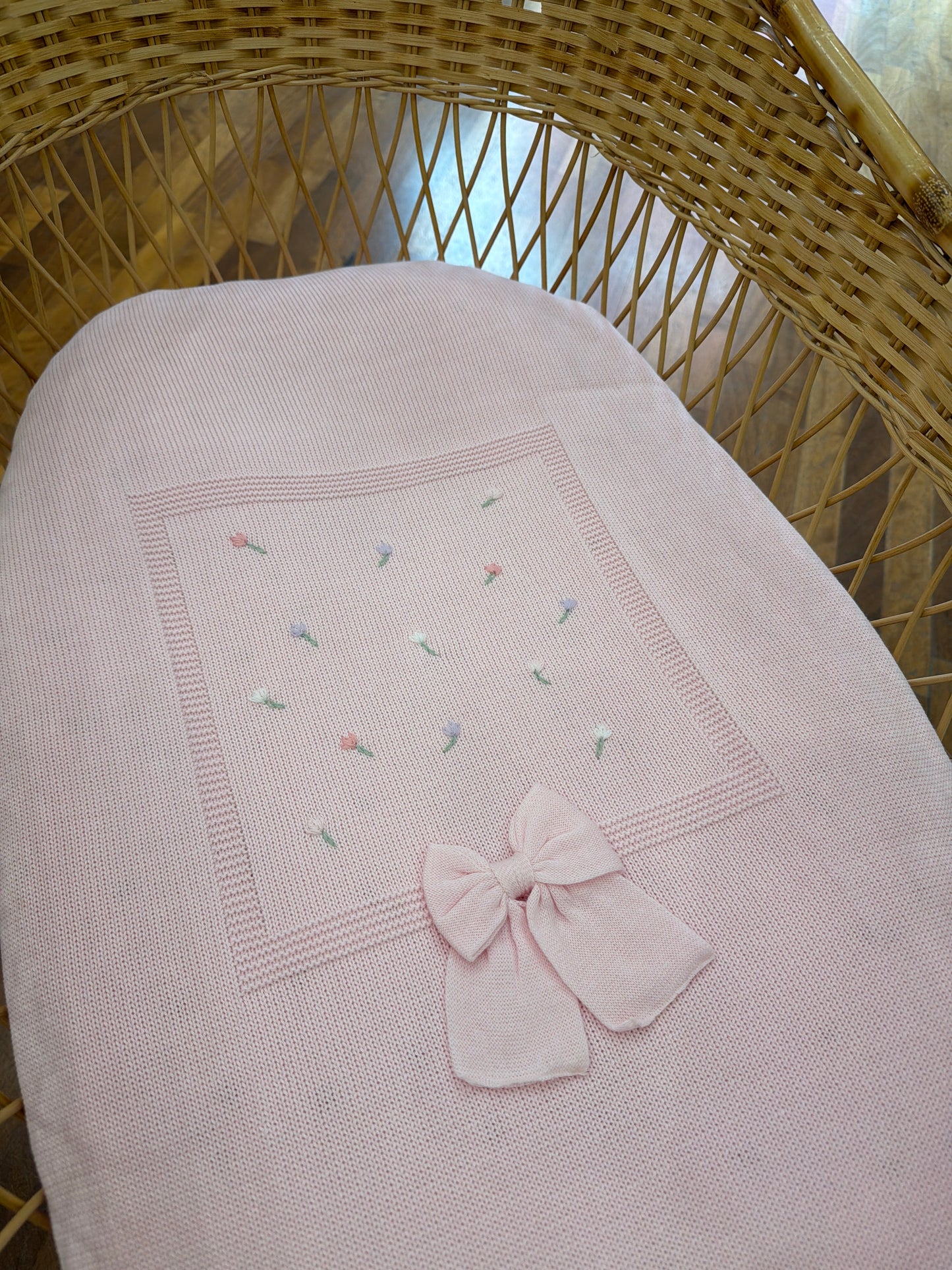 Coperta Baby Lord in filo rosa con fiocco e fiorellini ricamati a mano colorati