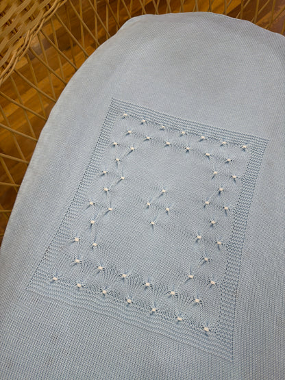 Coperta Baby Lord in filo celeste con lavorazione di punto smock bianco sul davanti