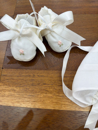 Abitino Piccola Giuggiola in organza in seta panna con culotte con roselline ricamate