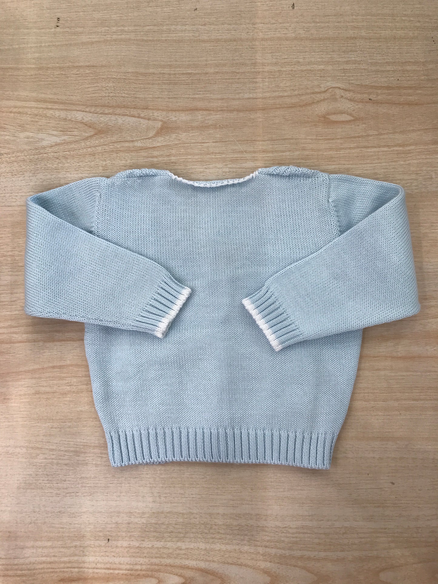 Cardigan Bebè di Almy in filo celeste rifinito in bianco con piccoli pois in rilievo