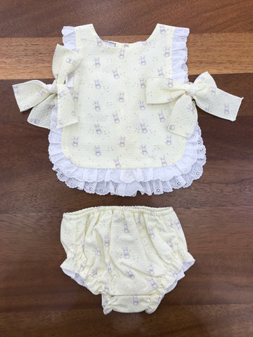 Completo Paz Rodriguez in cotone scamiciata con rusche con fiocchetti in giallo con coniglietti con culotte in cotone con rusche e coniglietti anch'essa