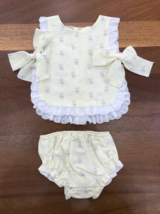 Completo Paz Rodriguez in cotone scamiciata con rusche con fiocchetti in giallo con coniglietti con culotte in cotone con rusche e coniglietti anch'essa