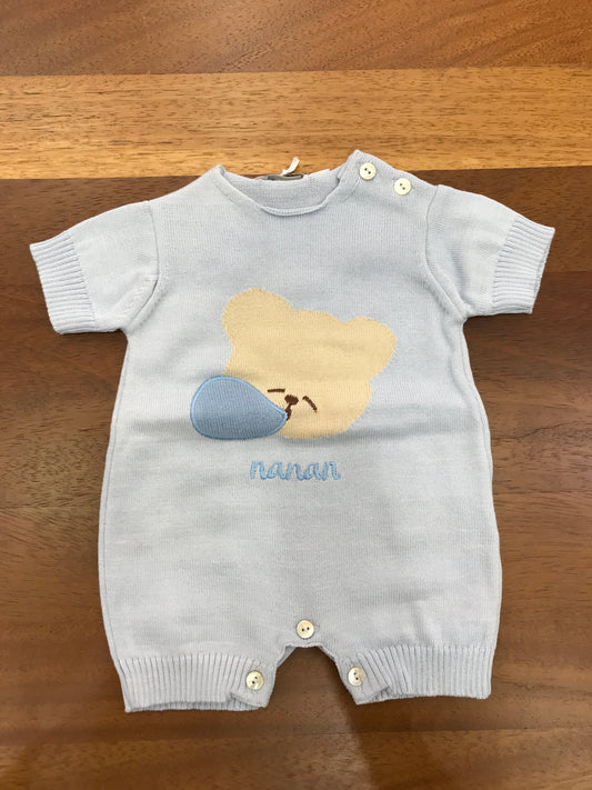 Pagliaccetto Nanan in filo celeste mezza manica con orso beige applicato sul davanti con logo