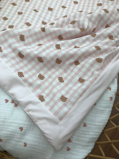 Coperta Nanan in cotone rosa a quadretti con orsetti
