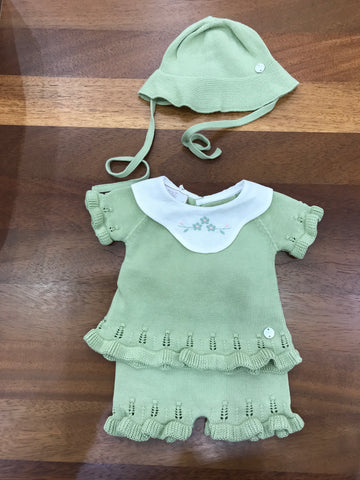 Completo Paz Rodriguez in filo verde due pezzi pantaloncino smerlato mezza manica colletto smerlato in lino bianco con fiori rosa e verdi con cuffia abbinata smerlata con laccetti