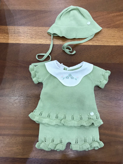 Completo Paz Rodriguez in filo verde due pezzi pantaloncino smerlato mezza manica colletto smerlato in lino bianco con fiori rosa e verdi con cuffia abbinata smerlata con laccetti