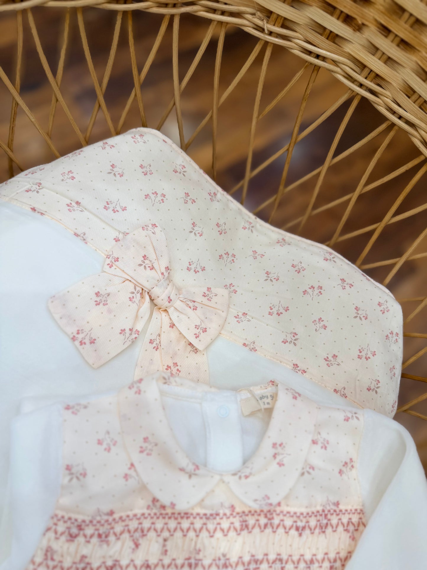 Coordinato nascita Baby Gi in ciniglia con lavorazione di punto smock fiorellini e fiocchetti