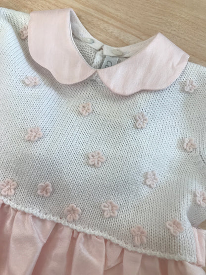 Abito Colibrì con corpetto in filo di cotone mezza manica con fiori rosa ricamati a mano con gonna con doppia balza rosa e bianca
