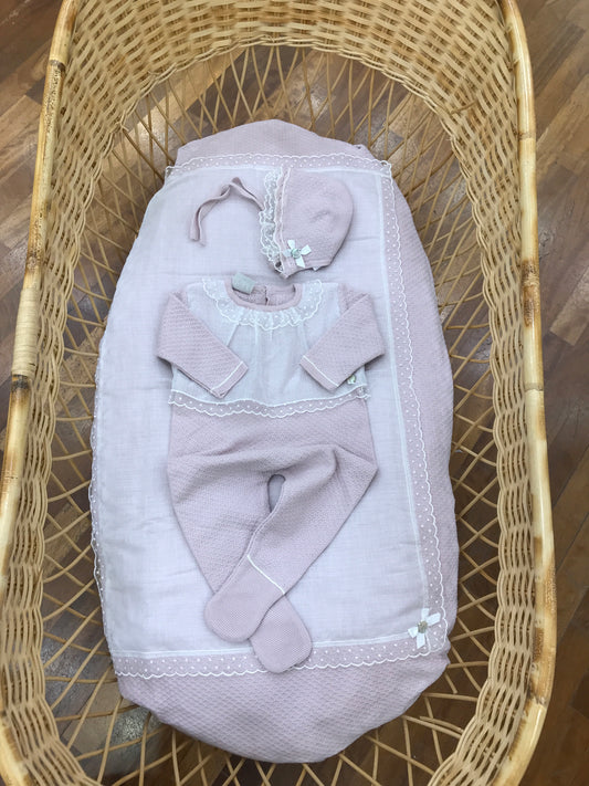 Coordinato nascita Paz Rodriguez in filo glicine dettagliato da velo di organza su coperta e tutina intera abbinata una delicata cuffia con laccio