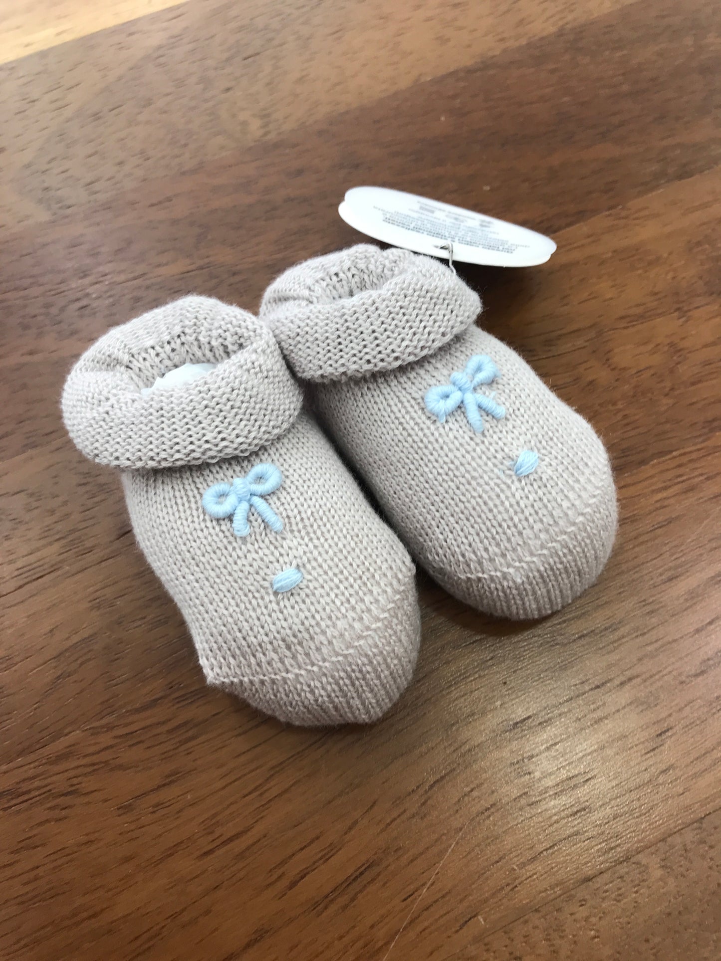 Babbucce Baby Lord in filo tortora con fiocco e pois celeste ricamato