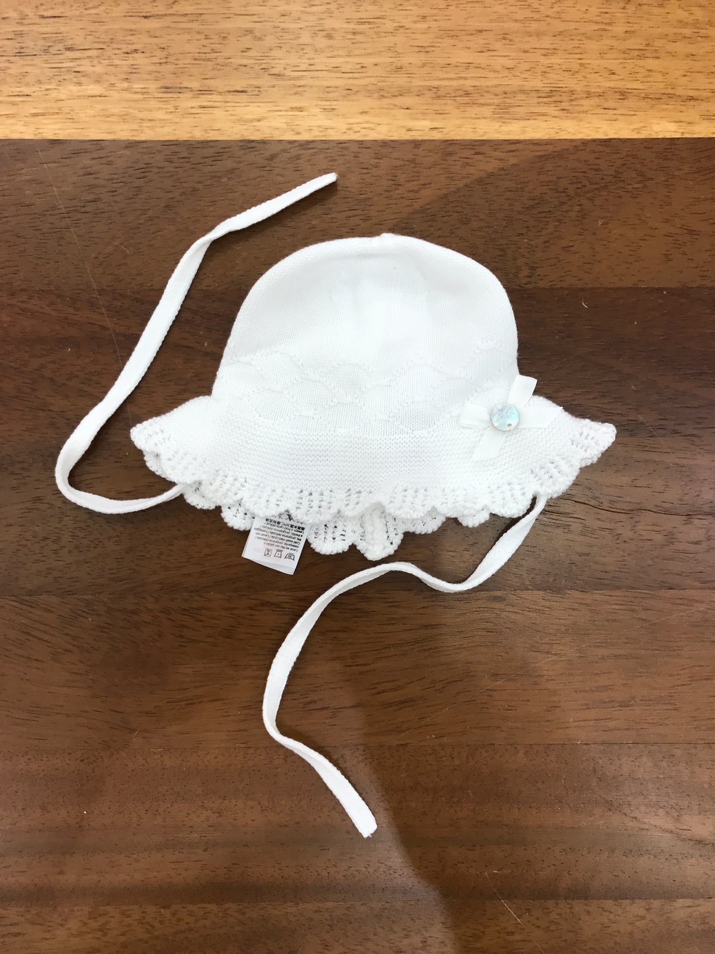 Cappello Paz Rodriguez in filo bianco con smerlo al bordo