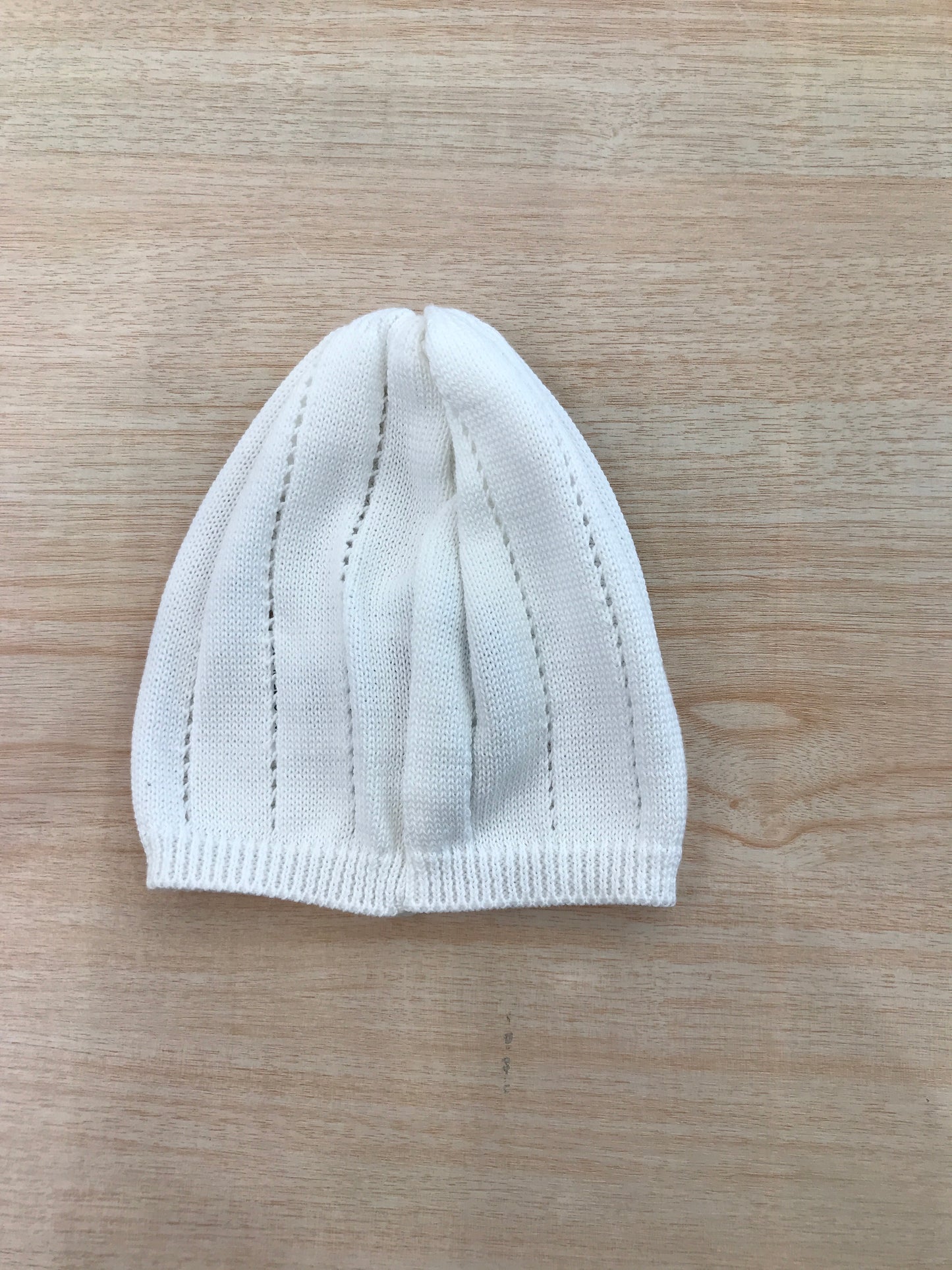 Cappello Bebè di Almy in filo bianco con fiocchetto celeste ricamato sul davanti