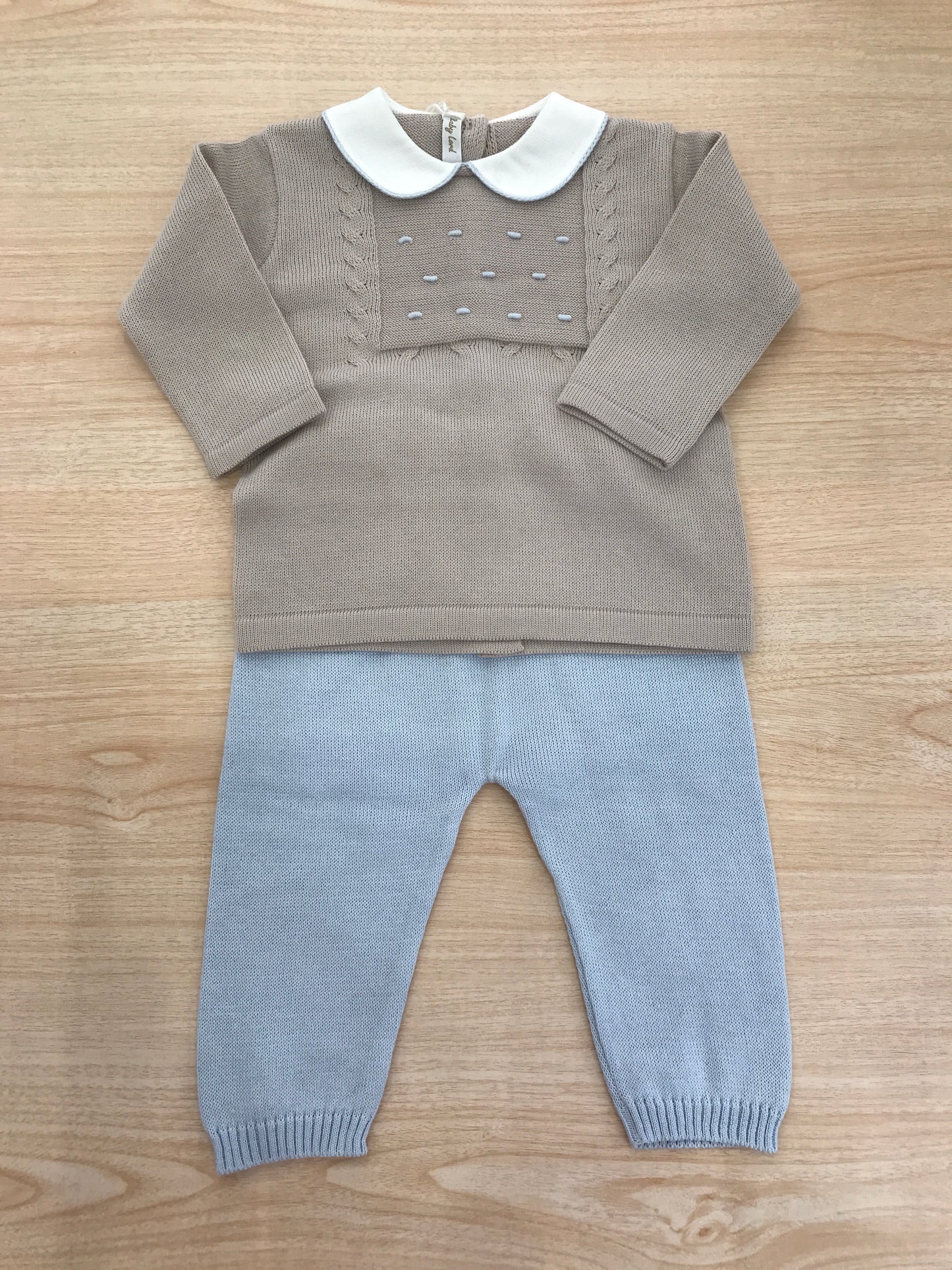 Completo Baby Lord in filo due pezzi celeste e tortora con collo tondo bianco con lavorazione di trecce e nodi sul petto celesti