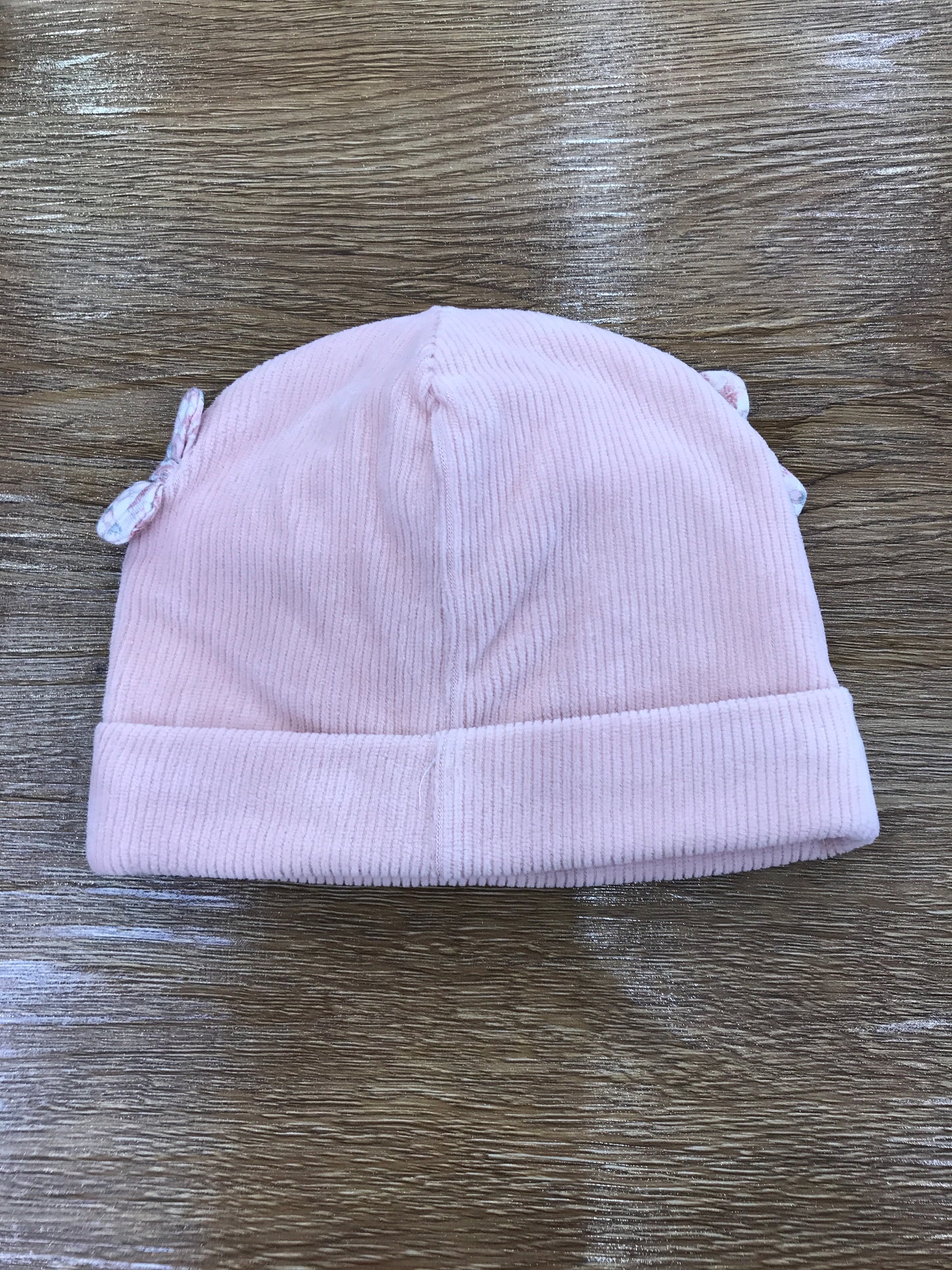 Cappello Nanan in ciniglia a costine rosa antico con risvolto e fiocchetti con fiori laterali