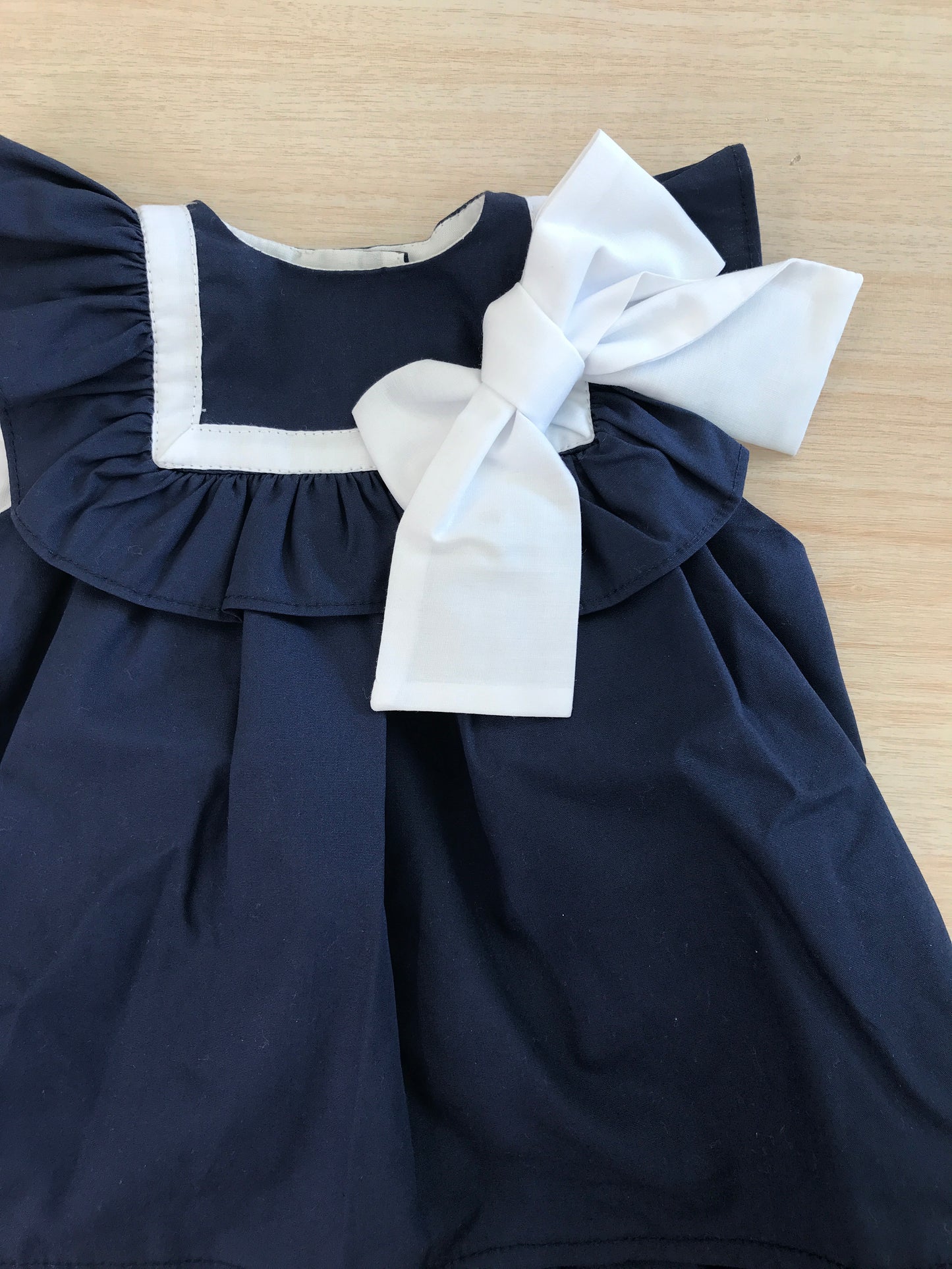 Completo Fofettes in cotone blu abitino con rusche smanicato con collo marinaretto e fiocco laterale con culotte