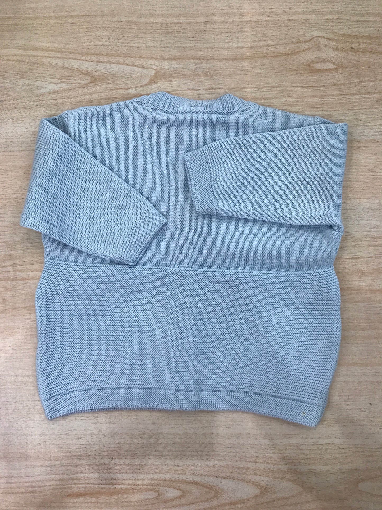 Cardigan Bebè di Almy in filo celeste con bottoncini e ricami sul davanti