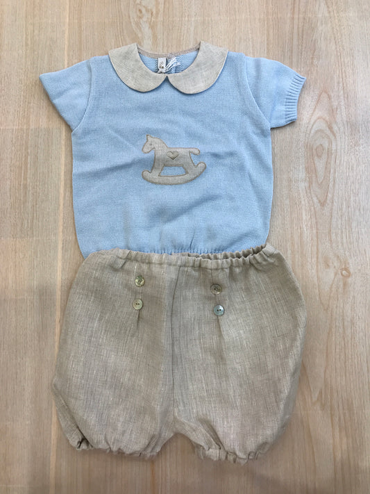 Coordinato Baby Lord in filo due pezzi tortora e celeste mezza manica con pantalone corto in lino e cavallo a dondolo ricamato sulla maglia
