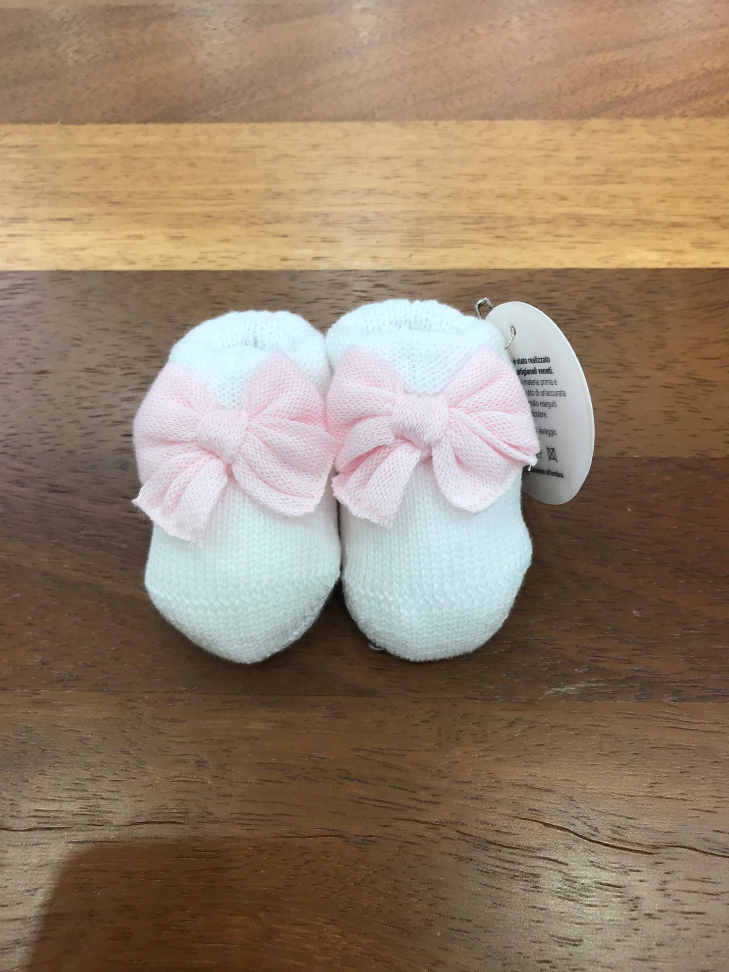 Babbucce Baby Lord in filo bianco con fiocco applicato in rosa sul davanti