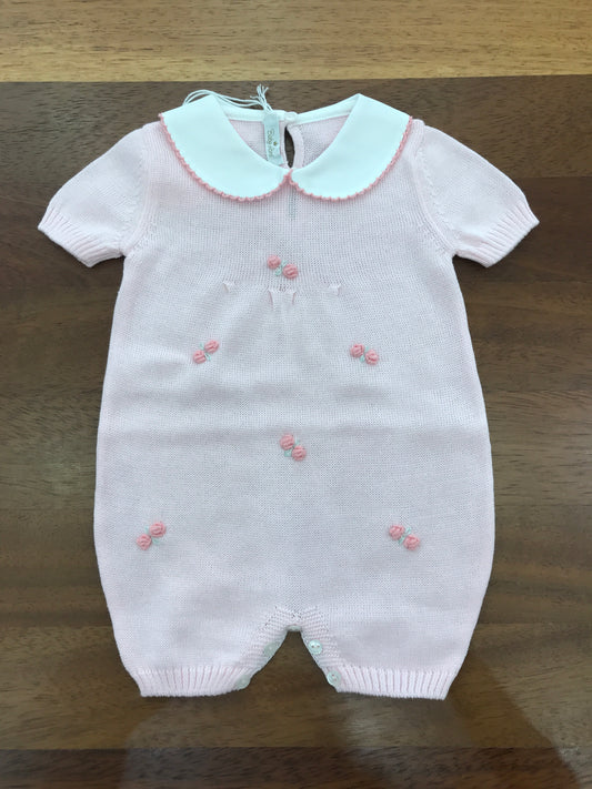Pagliaccetto Baby Lord in filo rosa mezza manica con rose corallo lavorate sul davanti